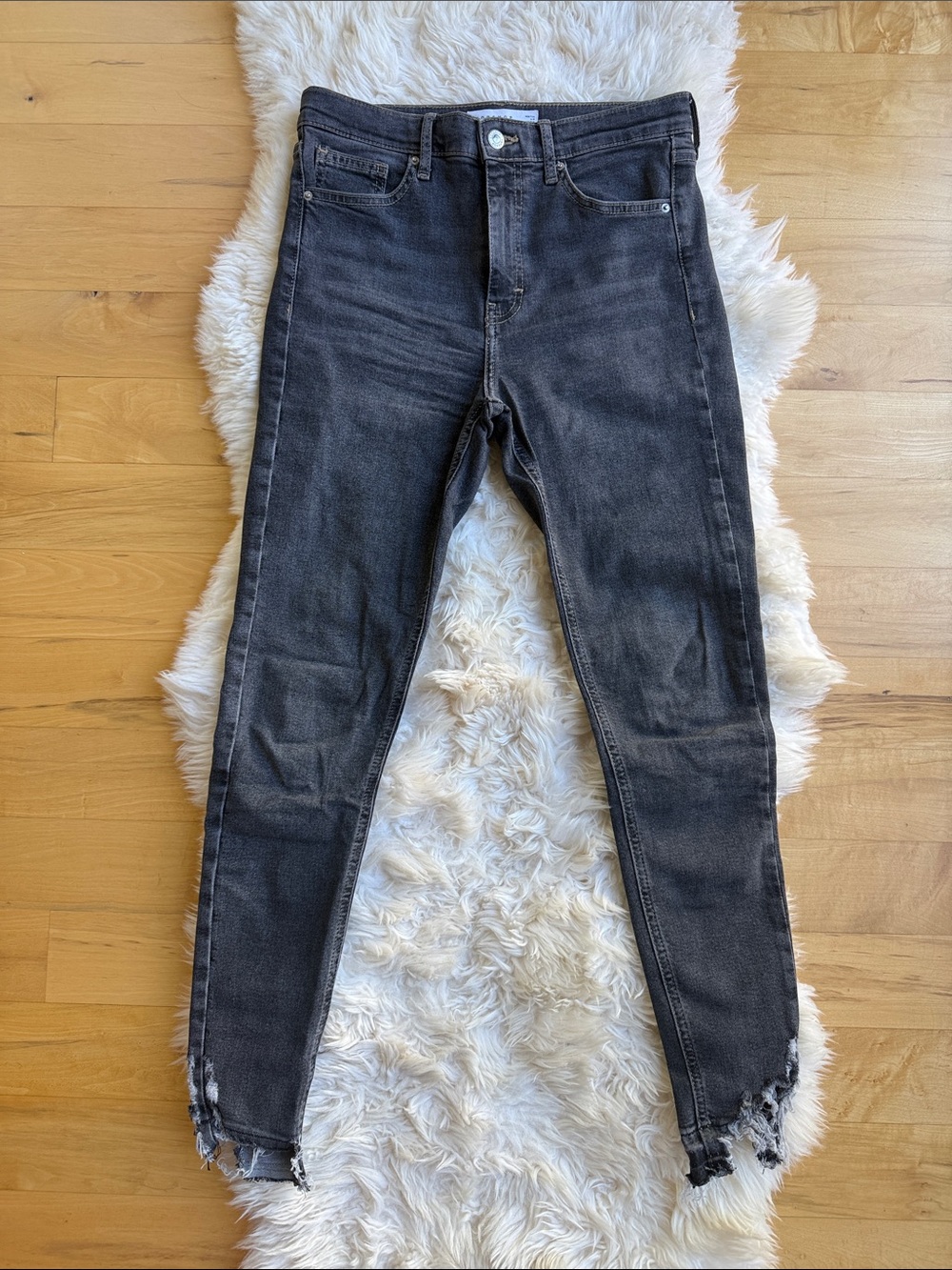 Topshop Jamie skinny high rise distressed bottom jeans, size w28 with L32
